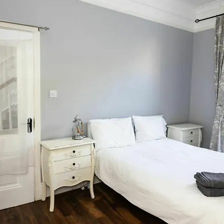 Views Elegant & Modernised 5bd Period