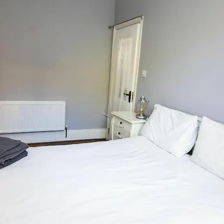 Views Elegant & Modernised 5bd Period *
