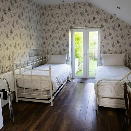 Views Elegant & Modernised 5bd Period