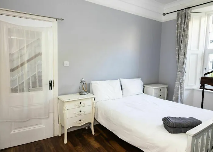 Views Elegant & Modernised 5bd Period