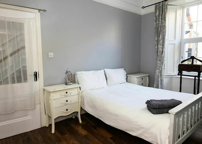 Views Elegant & Modernised 5bd Period *