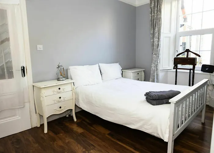 Views Elegant & Modernised 5bd Period Feriehus