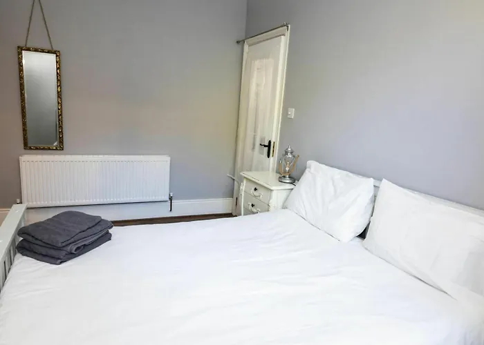 Views Elegant & Modernised 5bd Period *