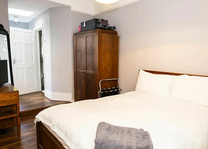 Views Elegant & Modernised 5bd Period