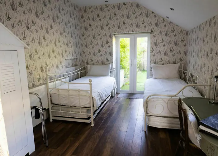 Views Elegant & Modernised 5bd Period